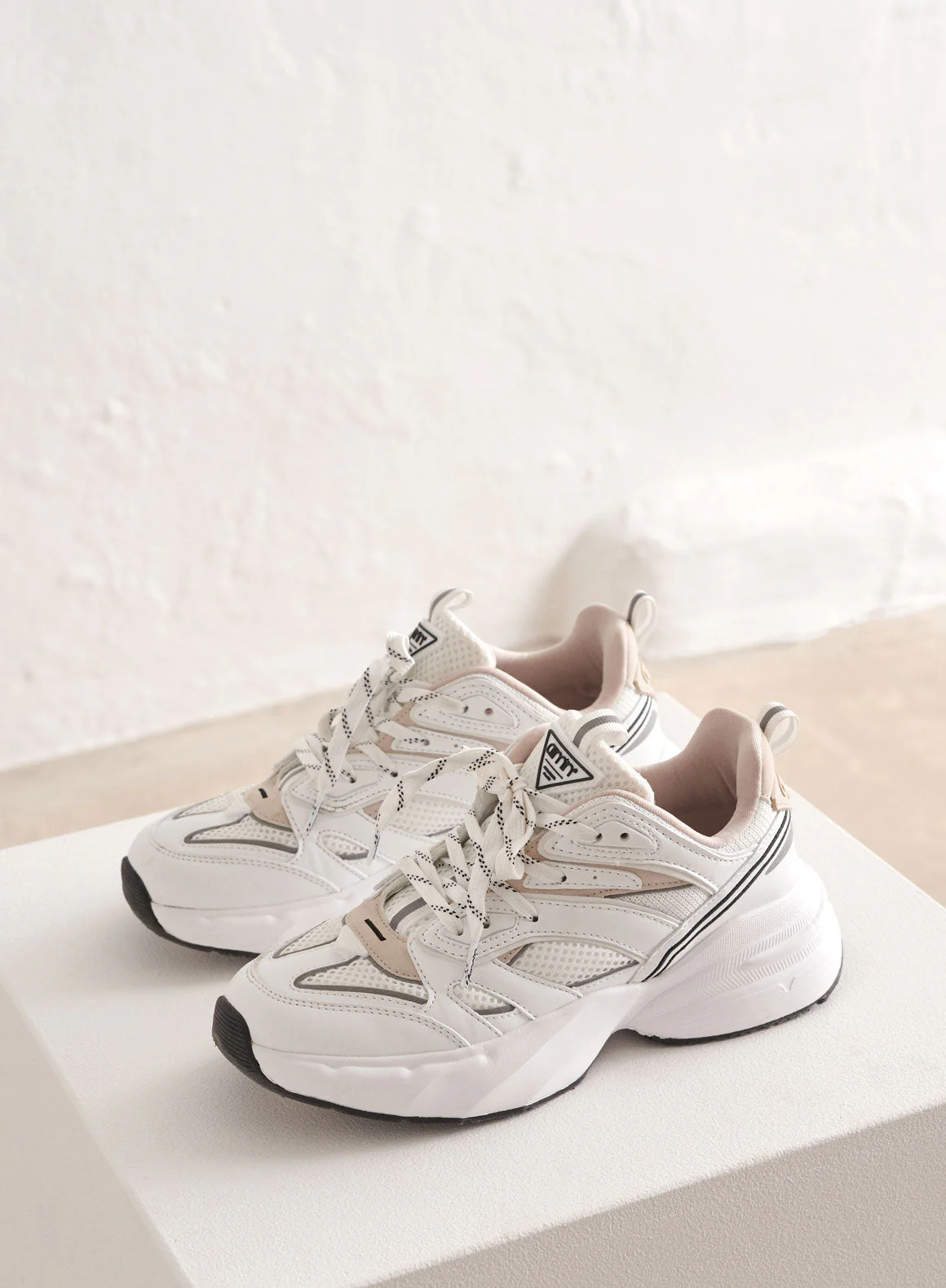 White Athena 100 - Image 2
