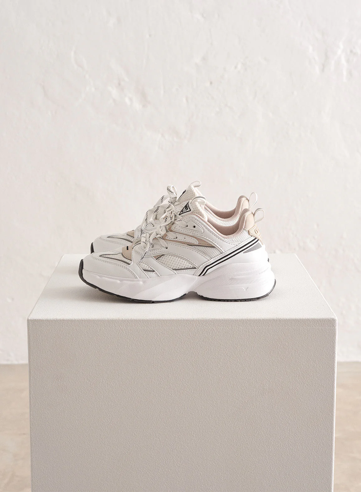 White Athena 100 - Image 7
